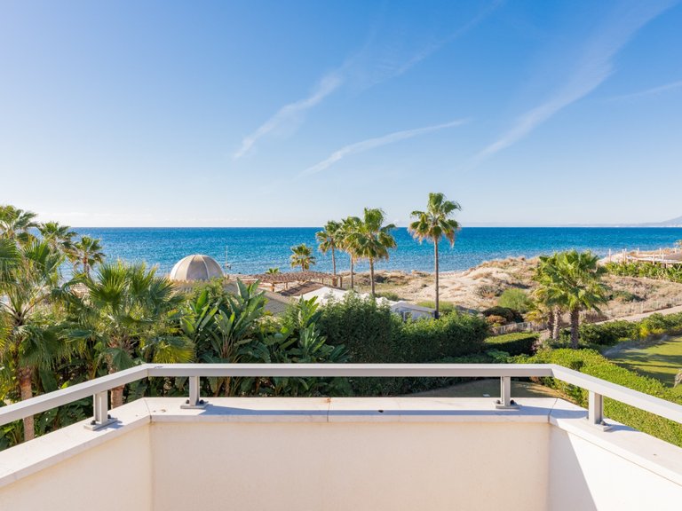 EXQUISITA VILLA EN PRIMERA LÍNEA DE PLAYA EN VENTA EN MARBELLA ESTE 31