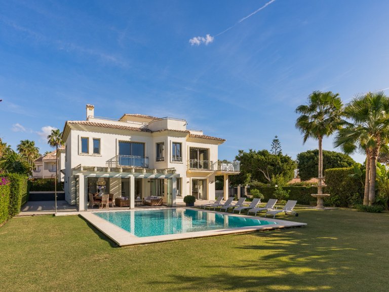EXQUISITA VILLA EN PRIMERA LÍNEA DE PLAYA EN VENTA EN MARBELLA ESTE 10