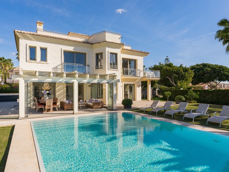 EXQUISITA VILLA EN PRIMERA LÍNEA DE PLAYA EN VENTA EN MARBELLA ESTE 8