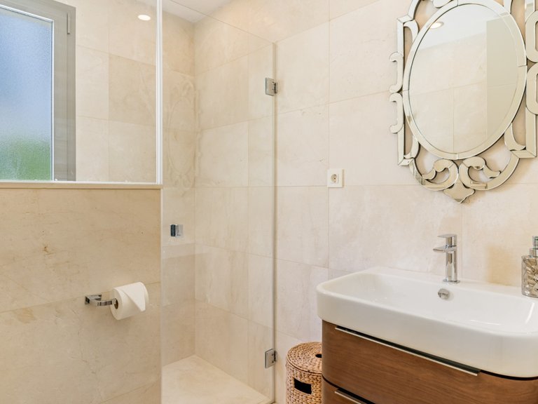 EXQUISITA VILLA EN PRIMERA LÍNEA DE PLAYA EN VENTA EN MARBELLA ESTE 29