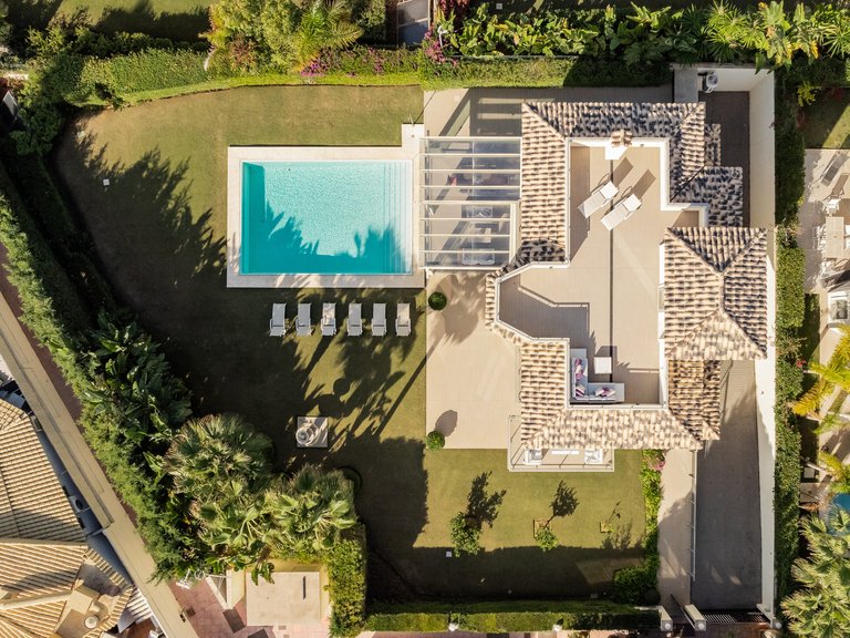 EXQUISITA VILLA EN PRIMERA LÍNEA DE PLAYA EN VENTA EN MARBELLA ESTE 11