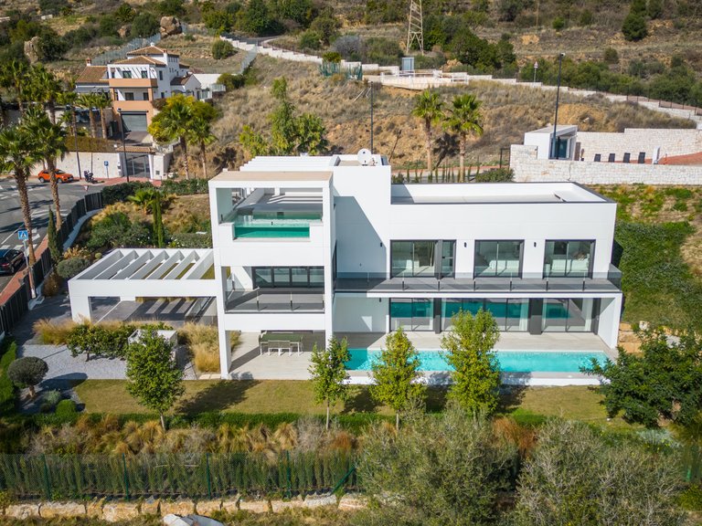 VILLA LUMINEUSE ET CONTEMPORAINE À VENDRE À BENALMÁDENA 1