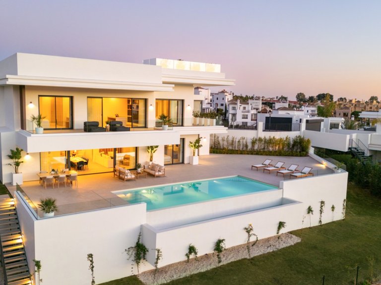 ESPECTACULAR VILLA CON VISTAS AL GOLF EN VENTA EN LA NUEVA MILLA DE ORO, ESTEPONA 5