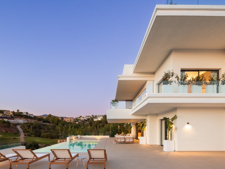 ESPECTACULAR VILLA CON VISTAS AL GOLF EN VENTA EN LA NUEVA MILLA DE ORO, ESTEPONA 8