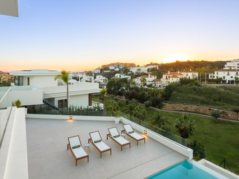 ESPECTACULAR VILLA CON VISTAS AL GOLF EN VENTA EN LA NUEVA MILLA DE ORO, ESTEPONA 10