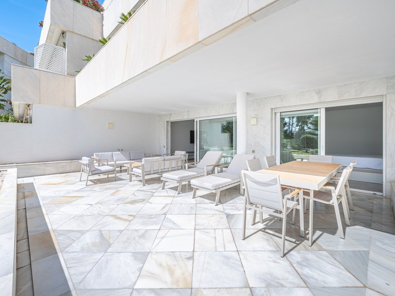 FRONT LINE GOLF APARTMENT FOR SALE IN NUEVA ANDALUCIA 13