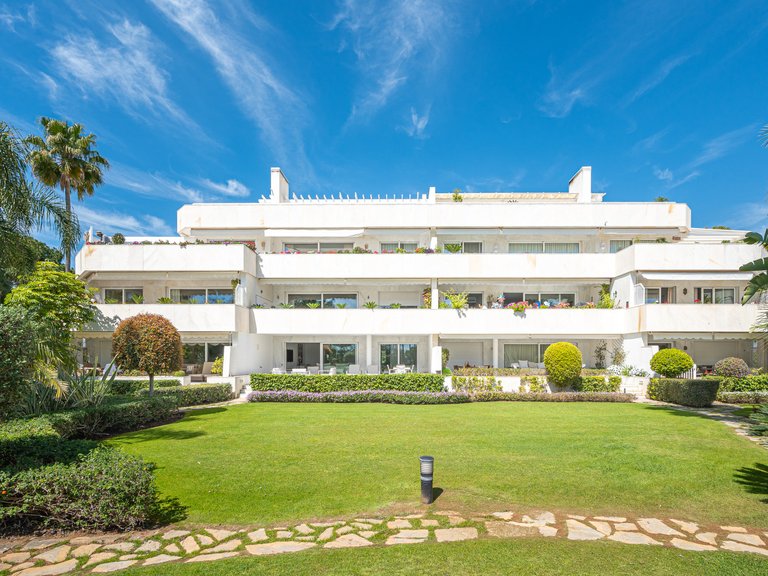 FRONT LINE GOLF APARTMENT FOR SALE IN NUEVA ANDALUCIA 5