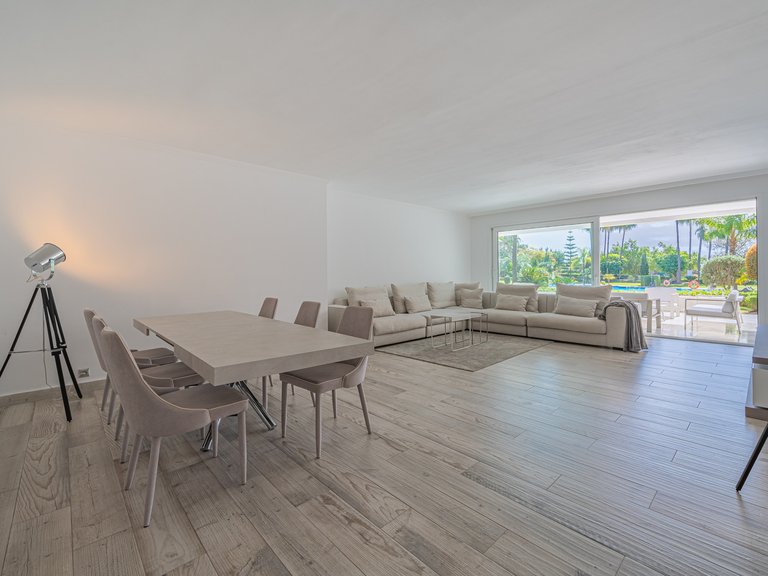 FRONT LINE GOLF APARTMENT FOR SALE IN NUEVA ANDALUCIA 9