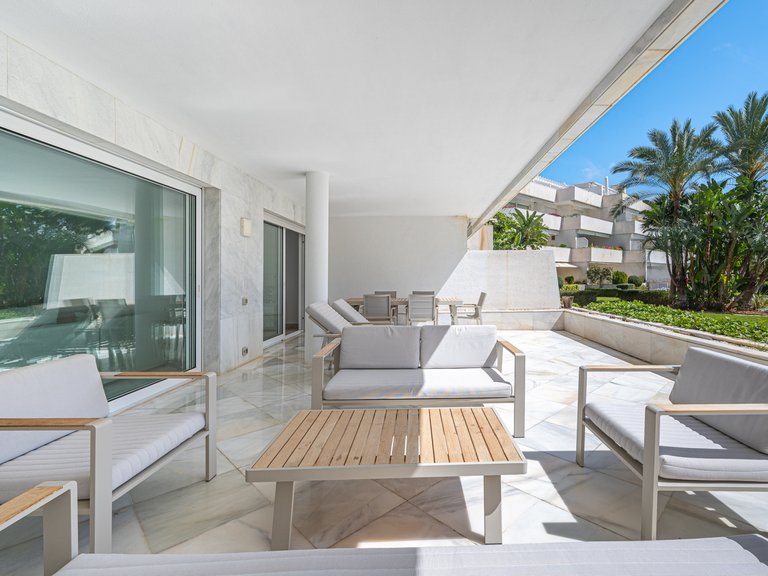 FRONT LINE GOLF APARTMENT FOR SALE IN NUEVA ANDALUCIA 6