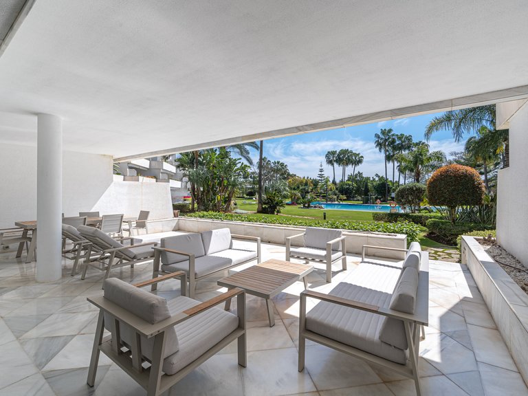 FRONT LINE GOLF APARTMENT FOR SALE IN NUEVA ANDALUCIA 1