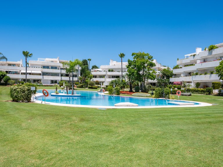 FRONT LINE GOLF APARTMENT FOR SALE IN NUEVA ANDALUCIA 4
