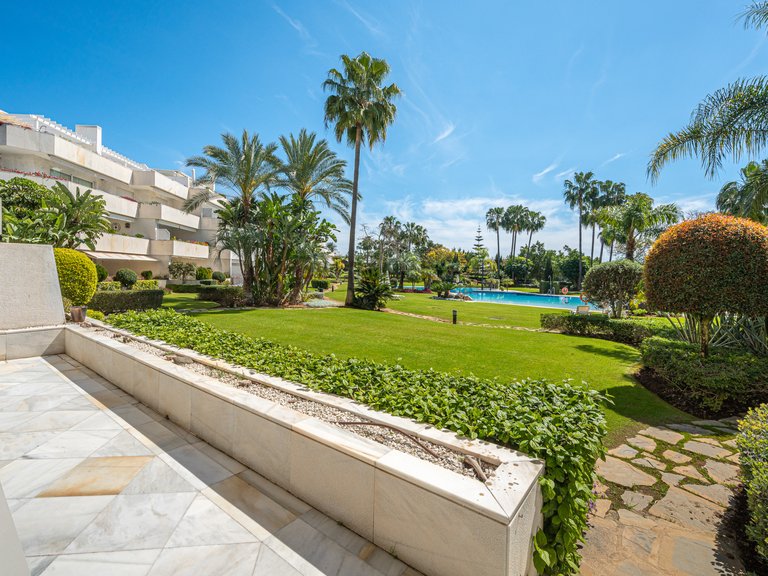 FRONT LINE GOLF APARTMENT FOR SALE IN NUEVA ANDALUCIA 26