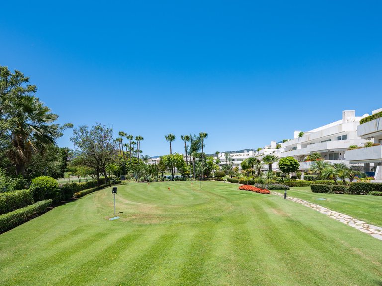 FRONT LINE GOLF APARTMENT FOR SALE IN NUEVA ANDALUCIA 28