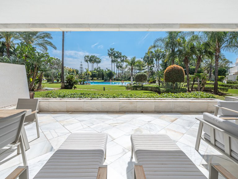 FRONT LINE GOLF APARTMENT FOR SALE IN NUEVA ANDALUCIA 15
