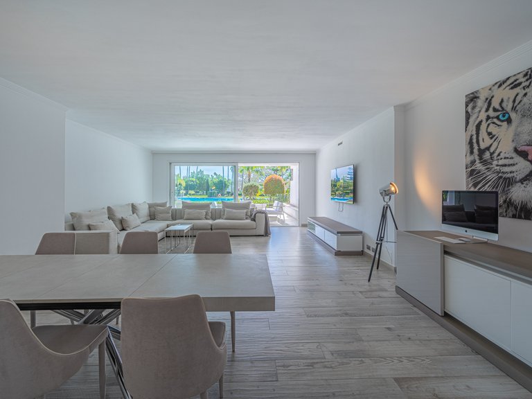 FRONT LINE GOLF APARTMENT FOR SALE IN NUEVA ANDALUCIA 7