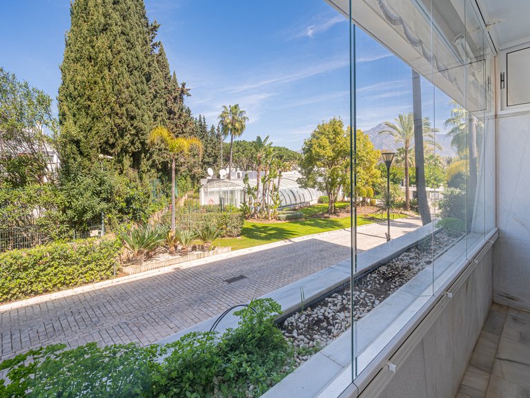 FRONT LINE GOLF APARTMENT FOR SALE IN NUEVA ANDALUCIA 25