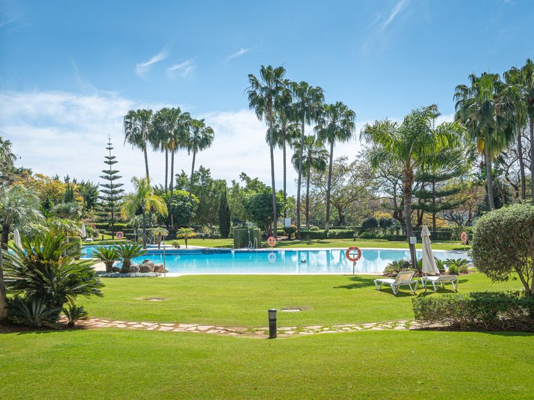 FRONT LINE GOLF APARTMENT FOR SALE IN NUEVA ANDALUCIA 27