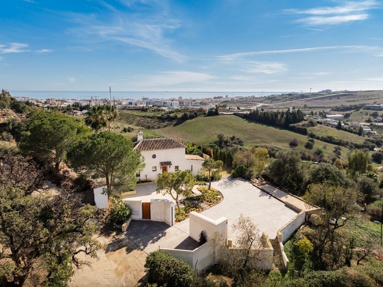VILLA DE STYLE PROVENÇAL AVEC VUES SPECTACULAIRE À VENDRE SUR LES COLLINES D'ESTEPONA 1