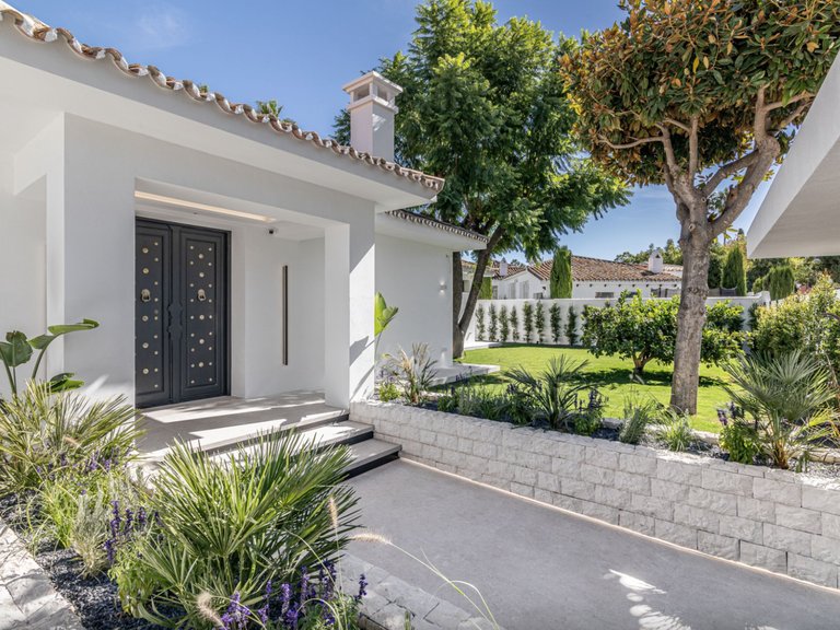 VILLA MINIMALISTE EN PREMIÈRE LIGNE DE GOLF À VENDRE À GUADALMINA ALTA 2