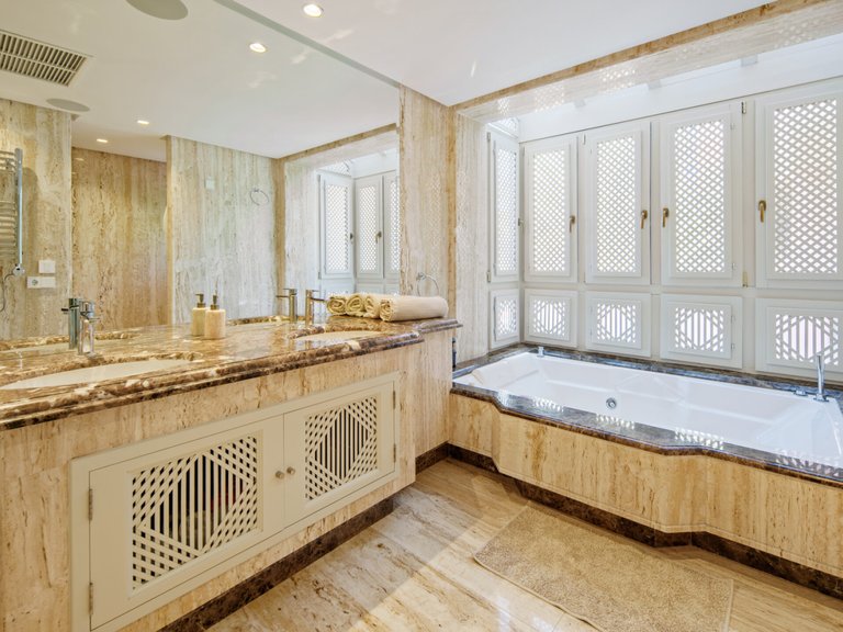 Apartment for Sale  in Marbella, Malaga 17