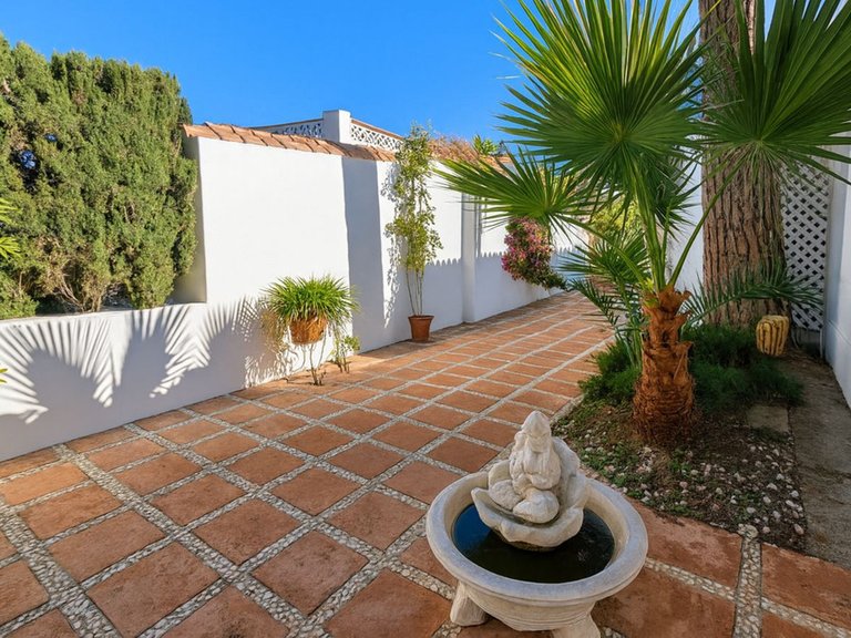 Apartment for Sale  in Marbella, Malaga 38
