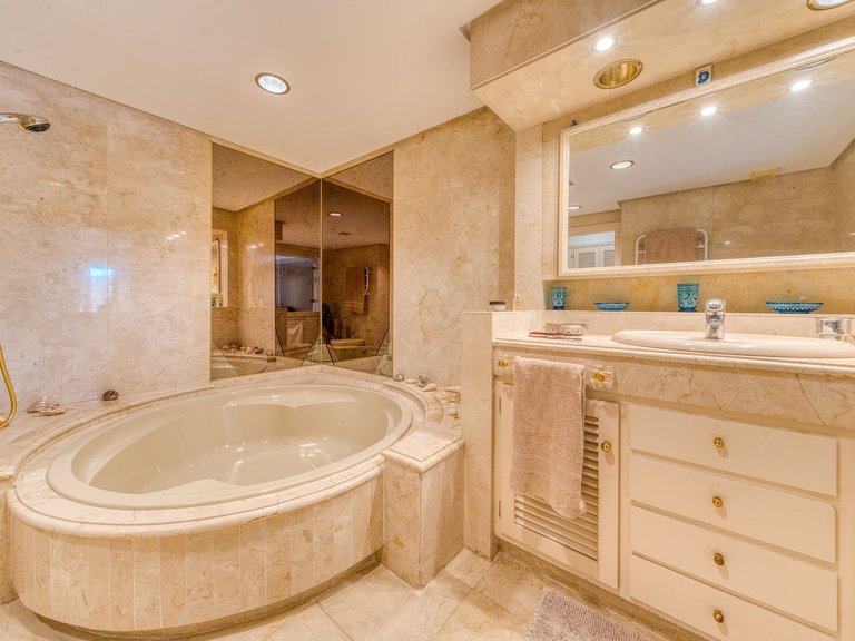 Apartment for Sale  in Marbella, Malaga 11