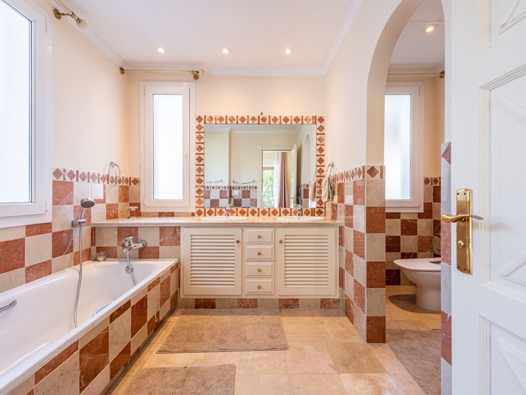 Apartment for Sale  in Marbella, Malaga 18