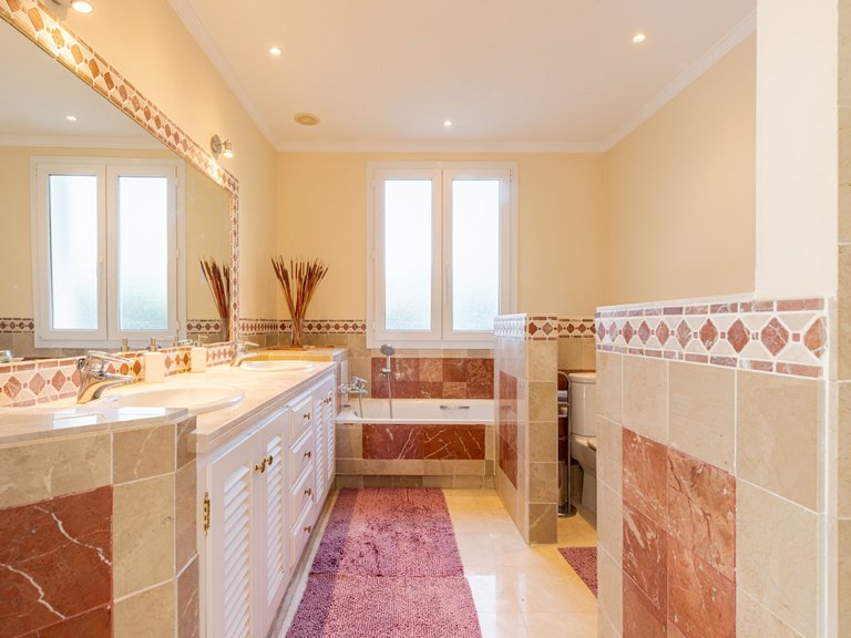 Apartment for Sale  in Marbella, Malaga 19