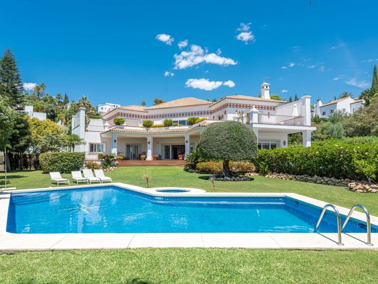 Apartment for Sale  in Benahavis, Malaga 1