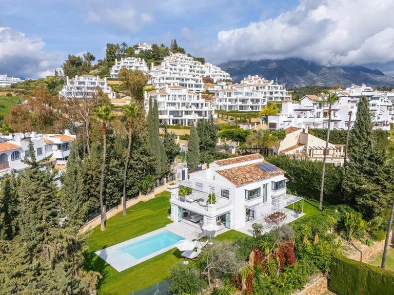 Apartment for Sale  in Marbella, Malaga 38