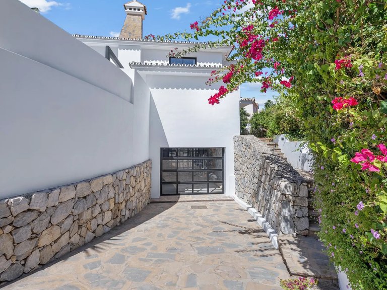 Apartment for Sale  in Marbella, Malaga 28