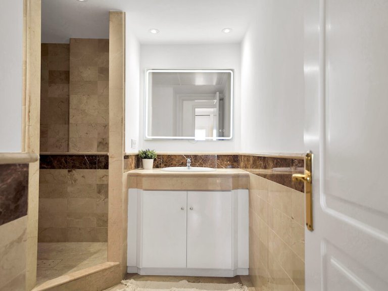 Apartment for Sale  in Marbella, Malaga 27