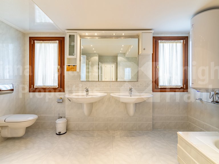 Villa for Sale in Estepona, Malaga 23