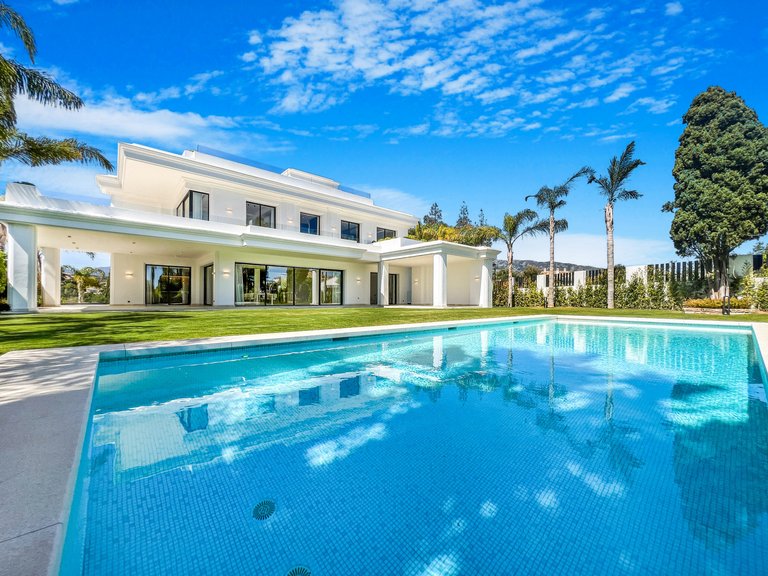 Villa for Sale in Marbella Golden Mile, Malaga 32