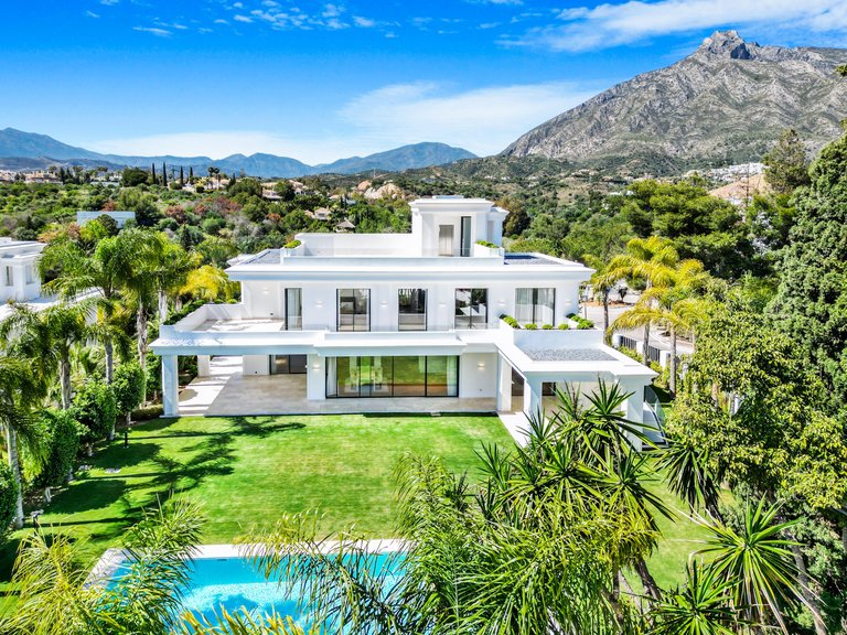 Villa for Sale in Marbella Golden Mile, Malaga 1