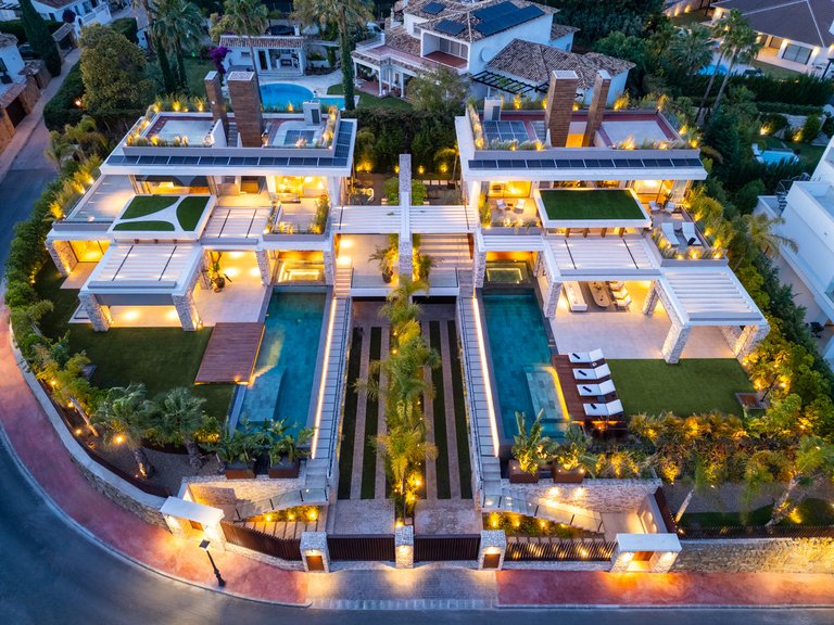 Villa for Sale in Nueva Andalucia, Malaga 1