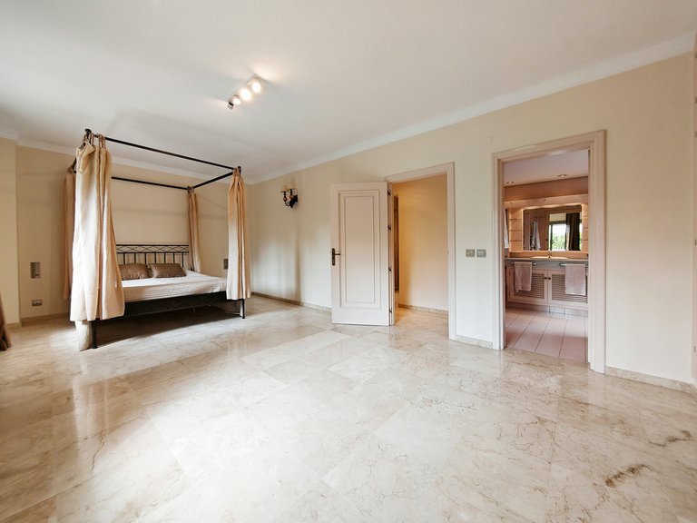 Villa for Sale in Marbella, Malaga 16