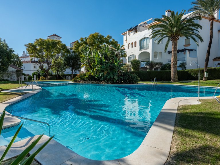 Middle Floor Apartment For Sale In Nueva Andalucia 1