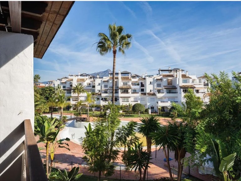 Apartamento en planta intermedia en venta en San Pedro de Alcántara 1