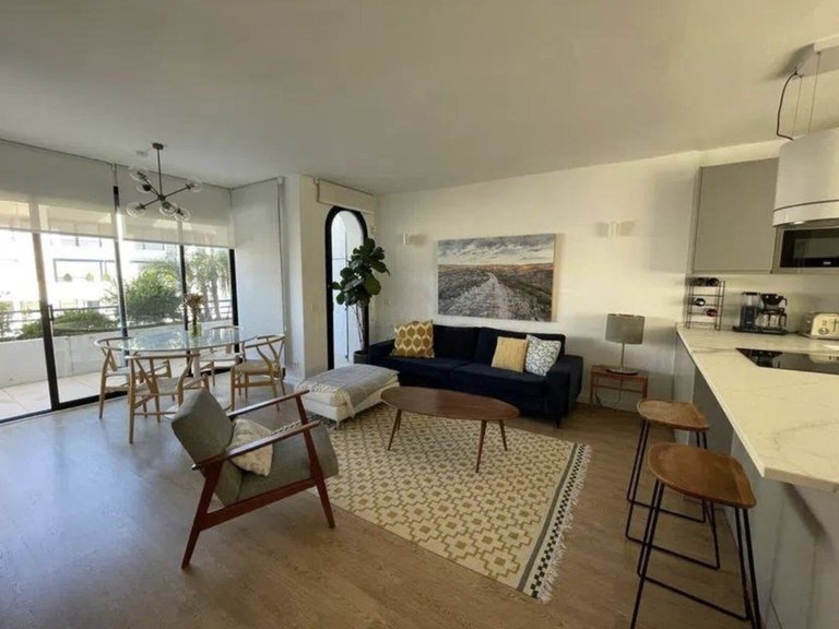 Luxurious Renovated Penthouse with Sea Views Steps from the Beach – Marbella Golden Mile 4