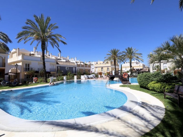 Elegant Parhus vid Strandkanten i Bahía de Marbella 1