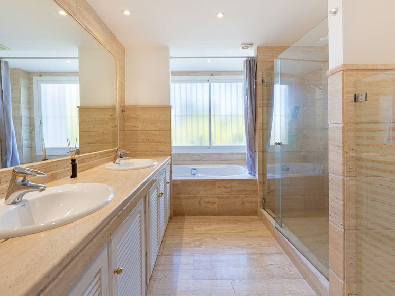 Apartment for Sale in Marbella, Malaga, Nueva Andalucia 15