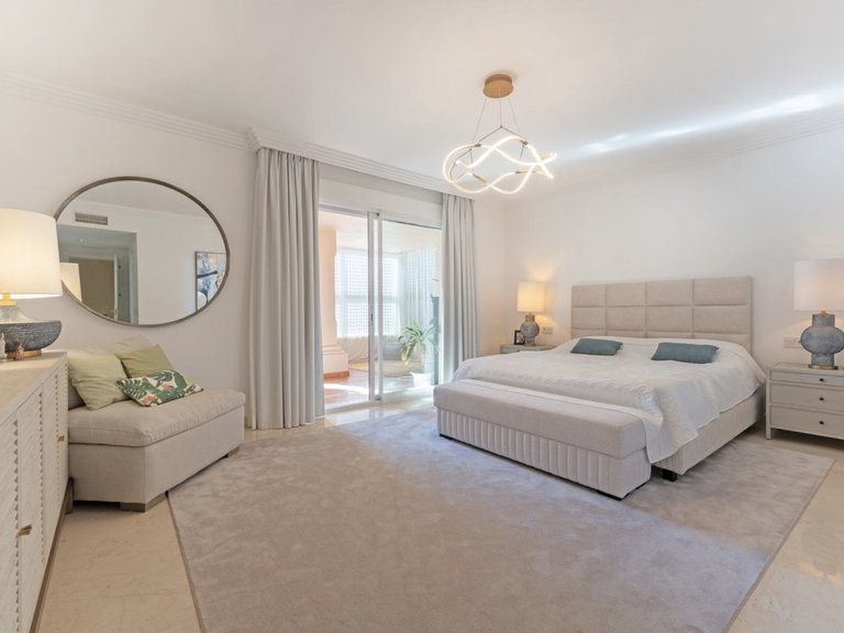 Apartamento de tres dormitorios en Albatross Hill, Nueva Andalucía 9