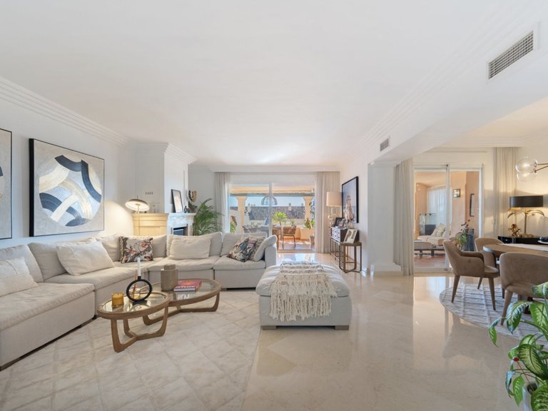 Apartamento de tres dormitorios en Albatross Hill, Nueva Andalucía 1