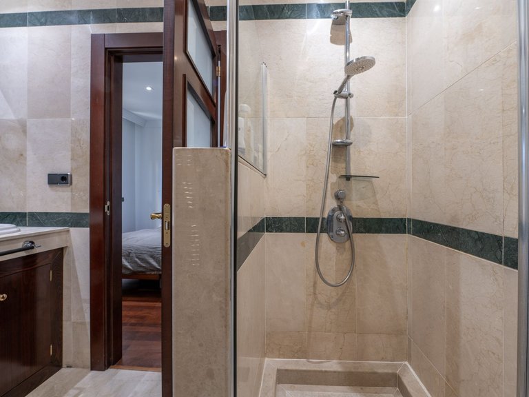 Apartamento en planta baja en Puerto Banús 12