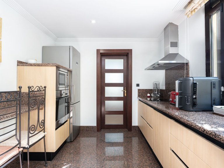 Apartamento en planta baja en Puerto Banús 4