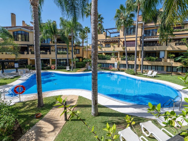Apartamento en planta baja en Puerto Banús 22