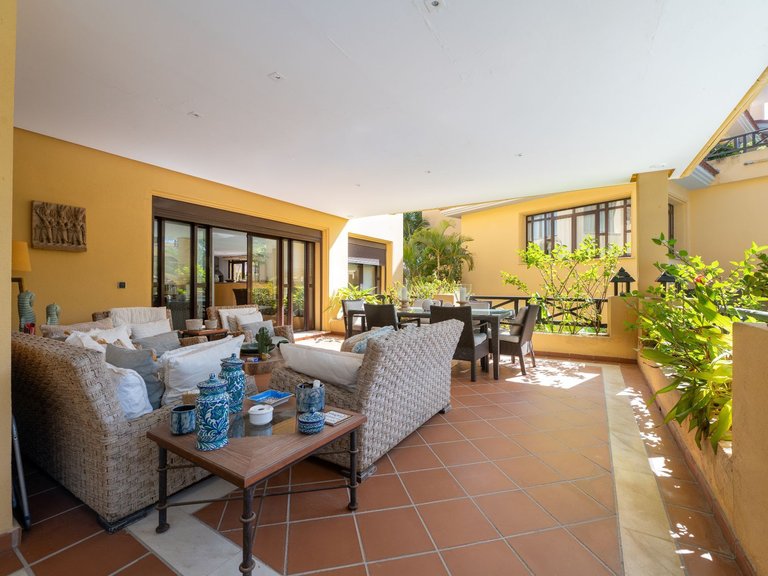 Apartamento en planta baja en Puerto Banús 1