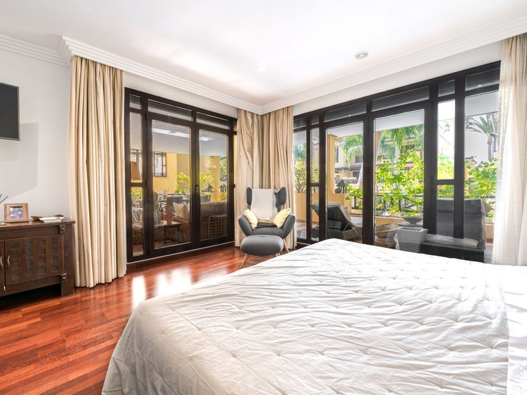 Apartamento en planta baja en Puerto Banús 16