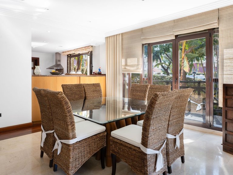 Apartamento en planta baja en Puerto Banús 24